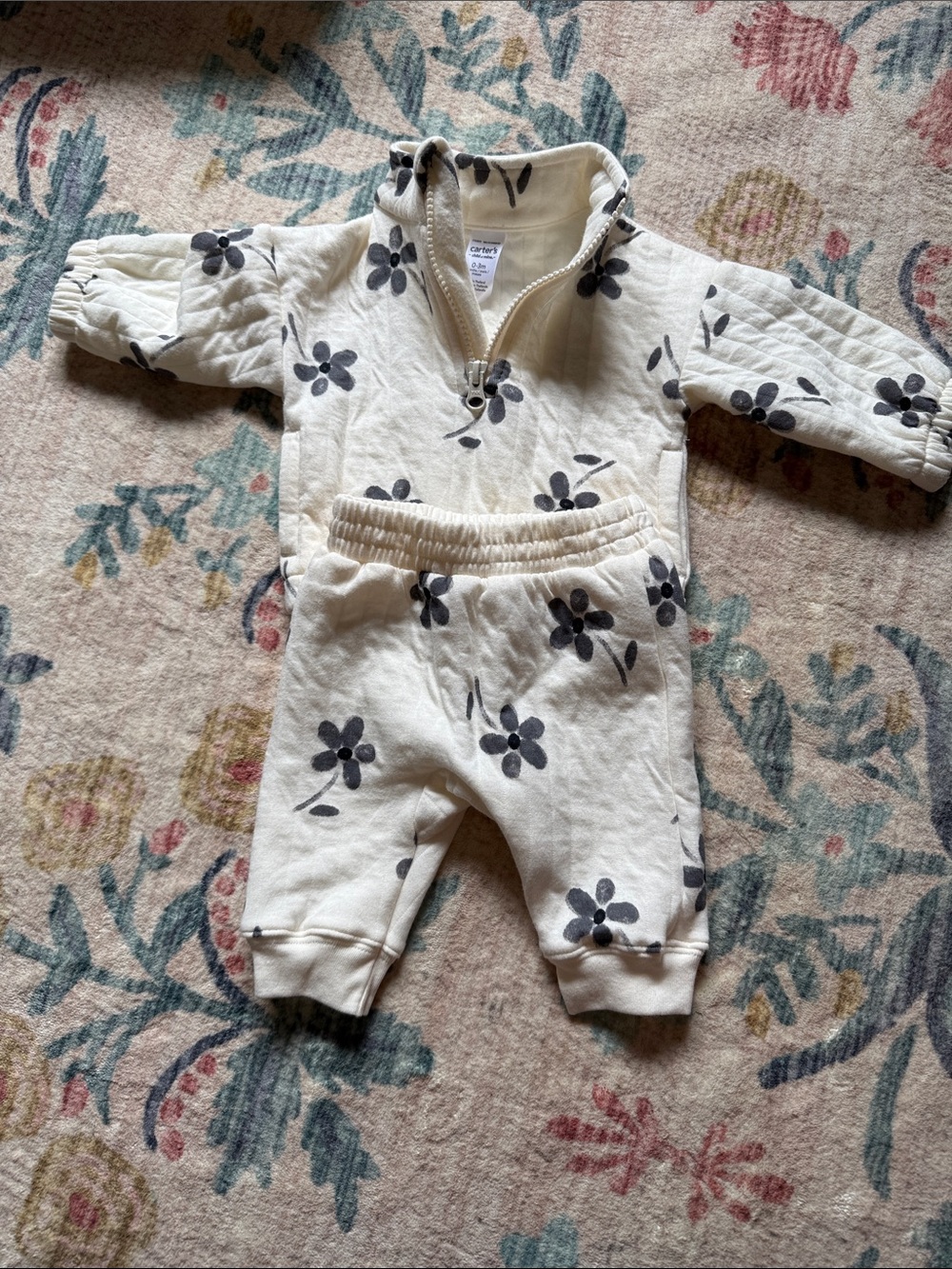 🔹2/$10🔹 Carter’s size 0-3 matching set- never worn